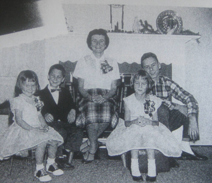 ted-bundy-and-his-mother-with-brother-and-sisters-young-child-adolescent-teenager